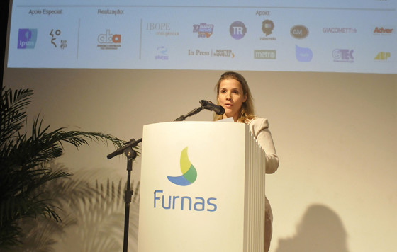 Anna Turano como mestre de cerimônias da ABA - Rio em 2015, no Centro Cultural Furnas.